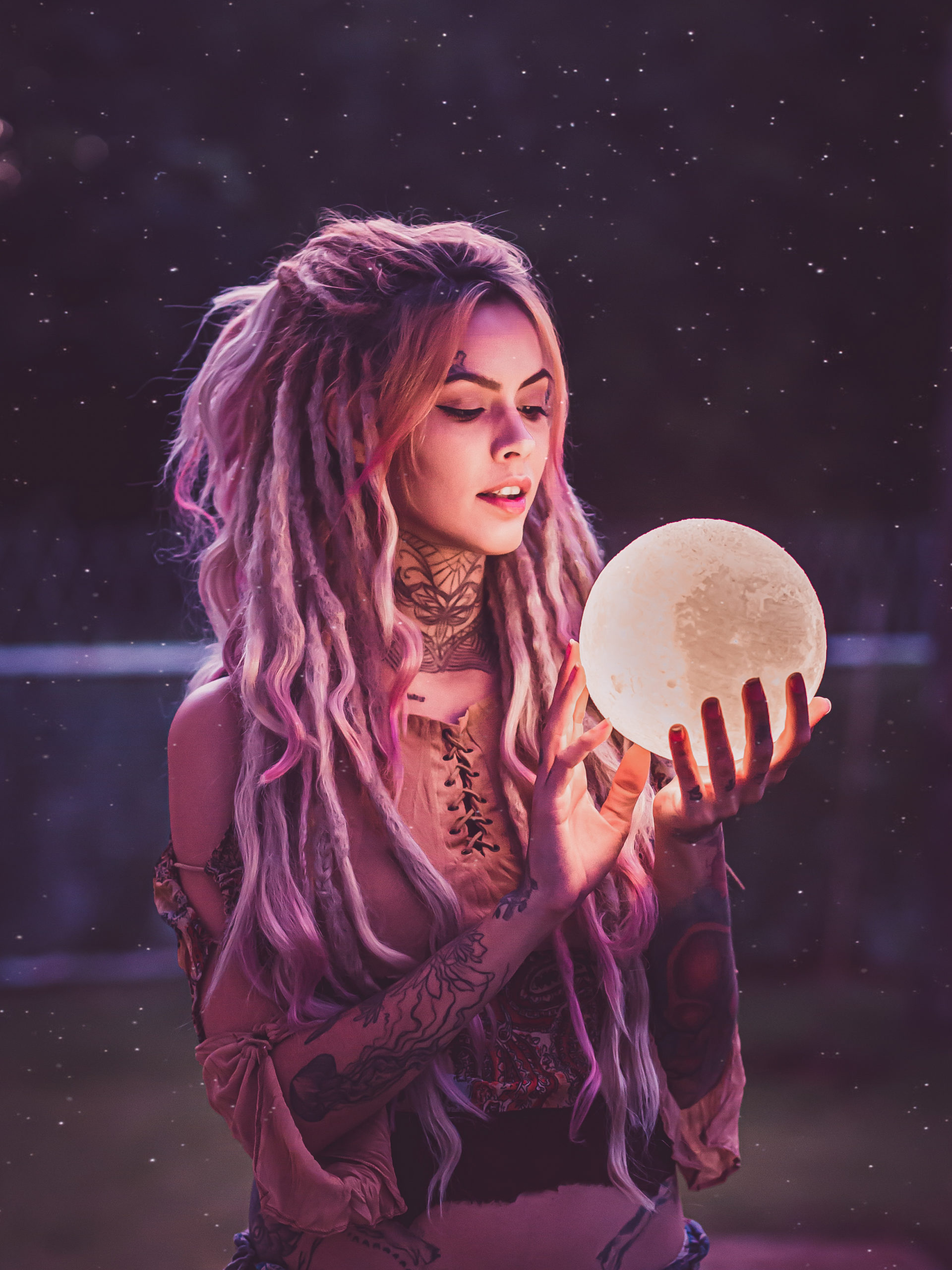 Read more about the article Lune et femme aux cheveux d’argent : rêve subtil