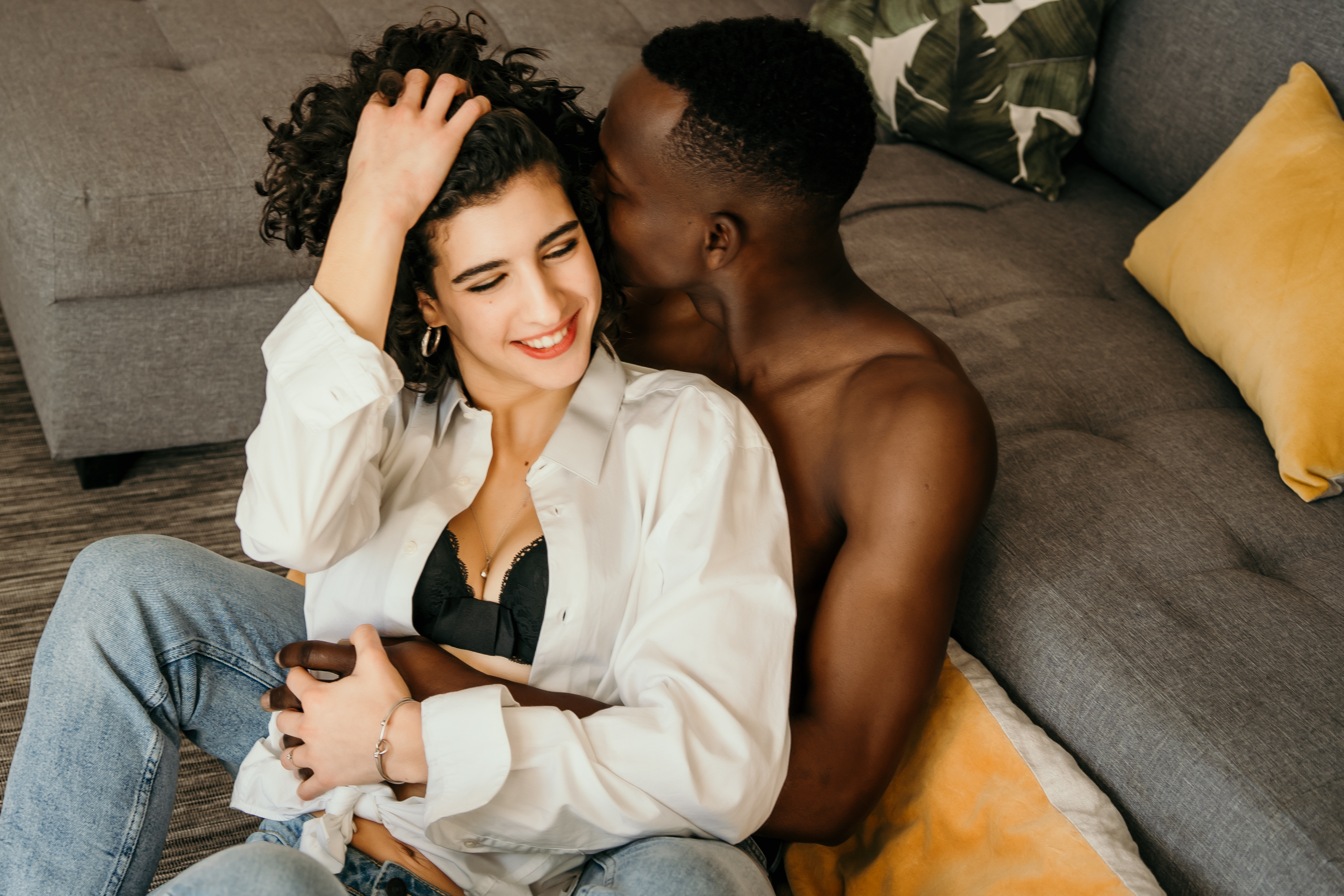 Read more about the article Love Session : Séance photo de couple à Niort dans un appartement
