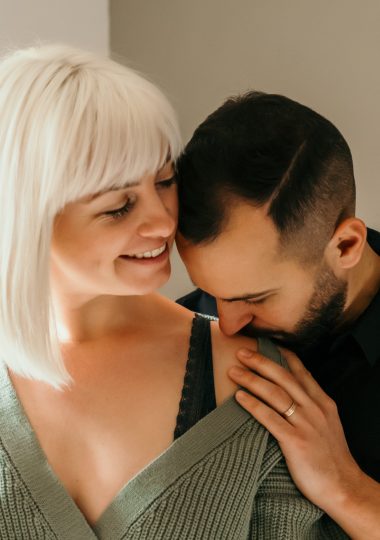 Coulonges sur l Autize - photo d'un homme embrassant une femme sur l'épaule